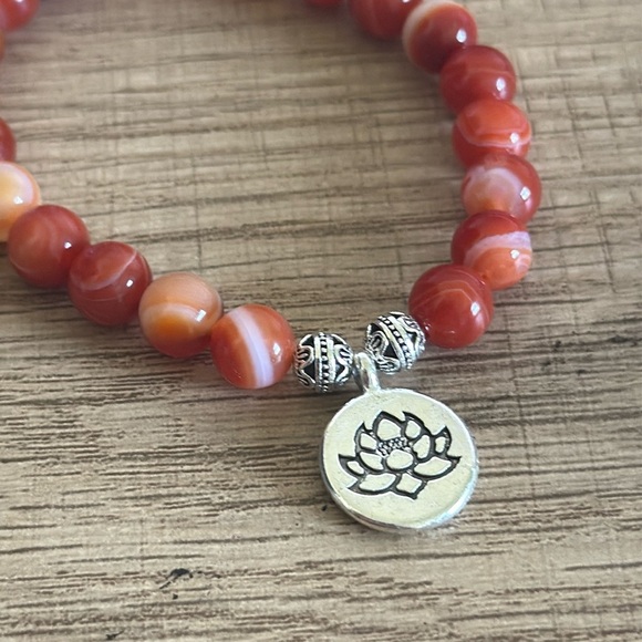 NEW Hand made Natural Sardonyx Red Beaded Bracelet with Lotus Charm OS - Picture 3 of 3